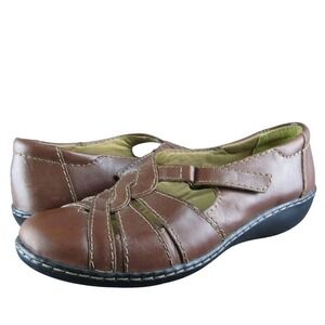 Clarks Women's‎  Flat Brown Leather Size 8M Gently Used 2025